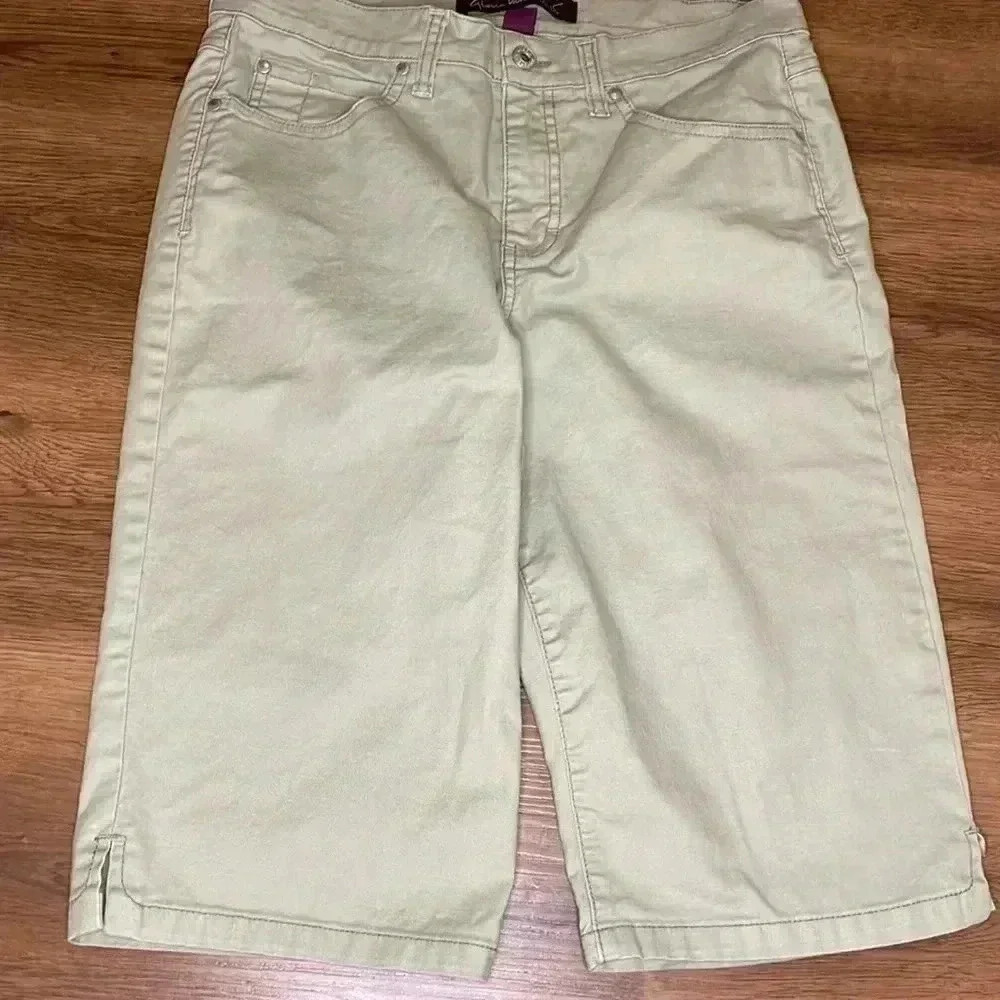 Cute Gloria Vanderbilt Missy Size 8 Bermuda Shorts